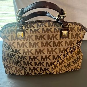 In good conditioned Mk handbag